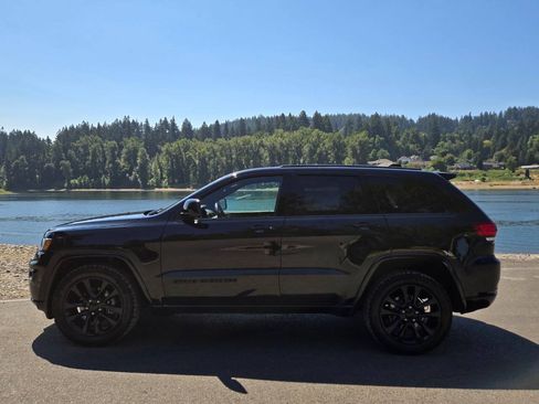 Used 2018 Jeep Grand Cherokee Altitude AWD/4WD image 6