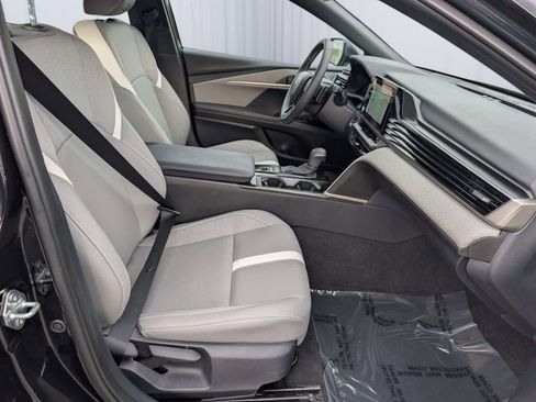 Used 2025 Toyota Camry SE image 9