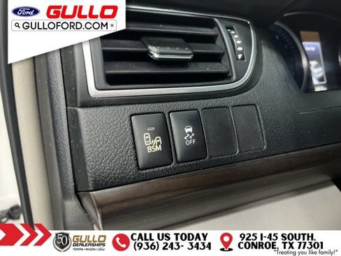Used 2017 Toyota Camry XLE w/ Moonroof Package FWD image 20