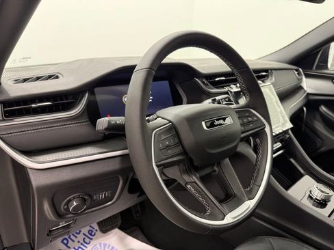 New 2025 Jeep Grand Cherokee Laredo X w/ Luxury Tech Group I AWD/4WD image 21