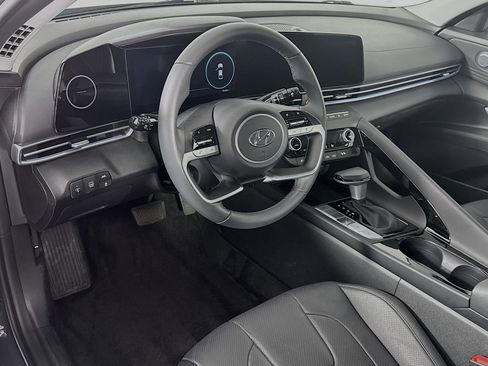 Used 2023 Hyundai Elantra Limited w/ Preferred Accessory Package FWD image 9