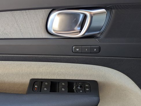 Used 2024 Volvo XC40 B5 Plus image 15