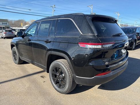 New 2026 Jeep Grand Cherokee Laredo image 3