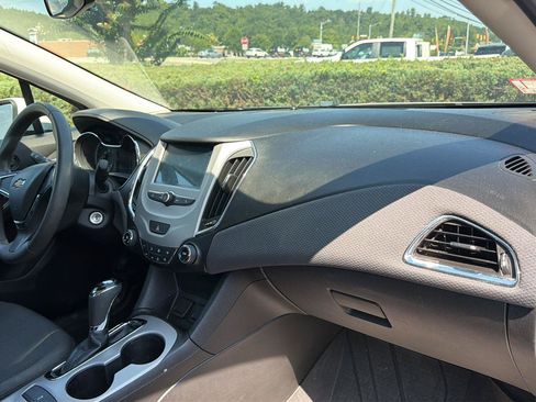 Used 2018 Chevrolet Cruze LS FWD image 8