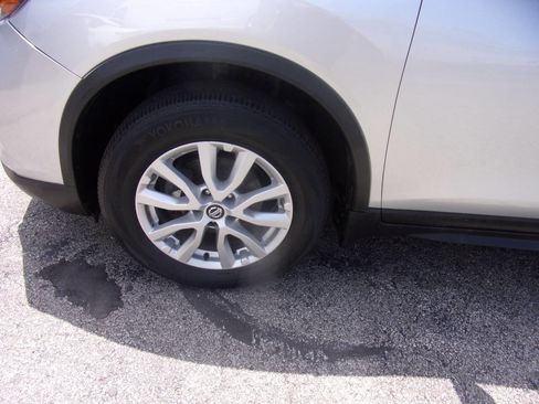 Used 2018 Nissan Rogue SV image 9