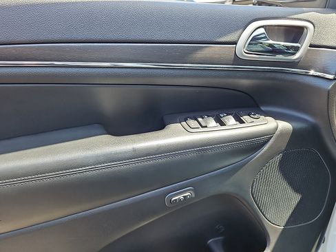 Used 2018 Jeep Grand Cherokee Limited AWD/4WD image 13