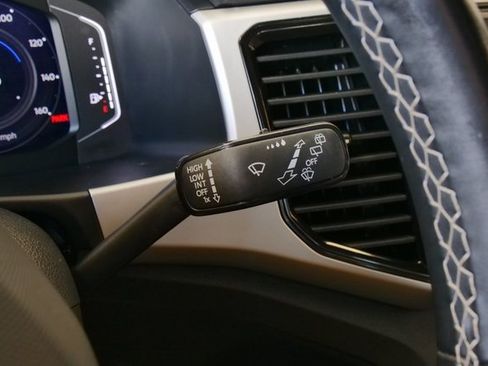 Used 2022 Volkswagen Atlas Cross Sport SE image 25