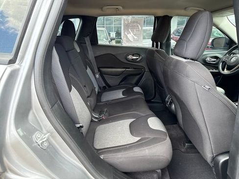 Used 2017 Jeep Cherokee Sport FWD image 10