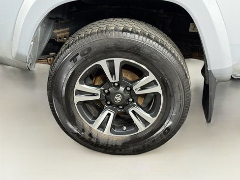 Used 2018 Toyota Tacoma TRD Sport AWD/4WD image 9