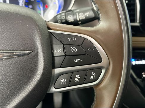 Used 2017 Chrysler Pacifica Limited FWD image 13