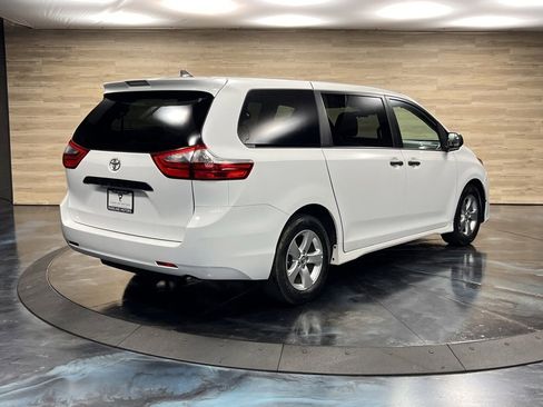 Used 2020 Toyota Sienna L image 8