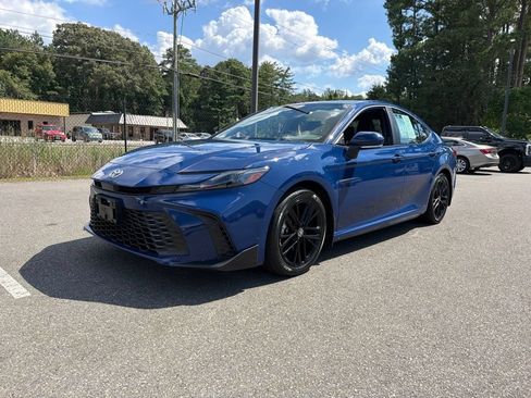 Used 2025 Toyota Camry SE w/ Convenience Package FWD image 2