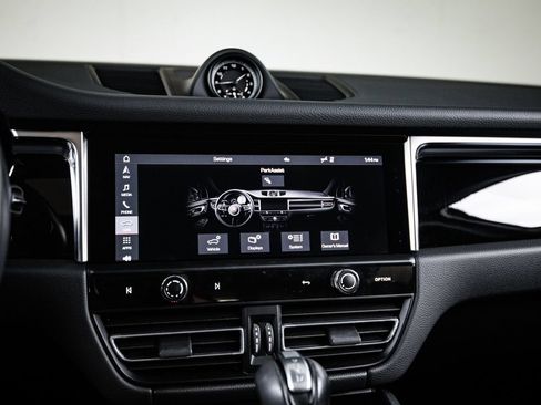 Certified 2024 Porsche Macan AWD/4WD image 18