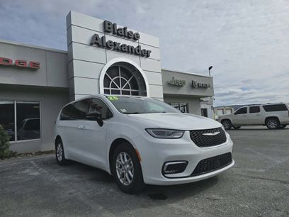 Used 2025 Chrysler Pacifica Select
