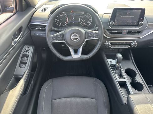 Used 2025 Nissan Altima 2.5 SV FWD image 13