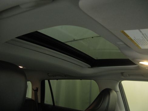 Used 2023 Toyota Highlander XLE image 3