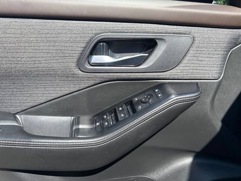 Used 2023 Nissan Rogue SV AWD/4WD image 13