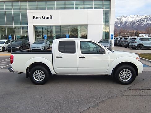 Used 2020 Nissan Frontier SV image 2