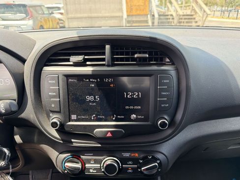 Used 2025 Kia Soul LX w/ LX Technology Package FWD image 8