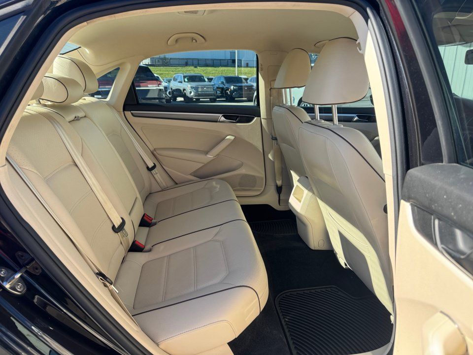 Used 2018 Volkswagen Passat 2.0T R-Line w/ R-Line Lighting Package FWD image 29