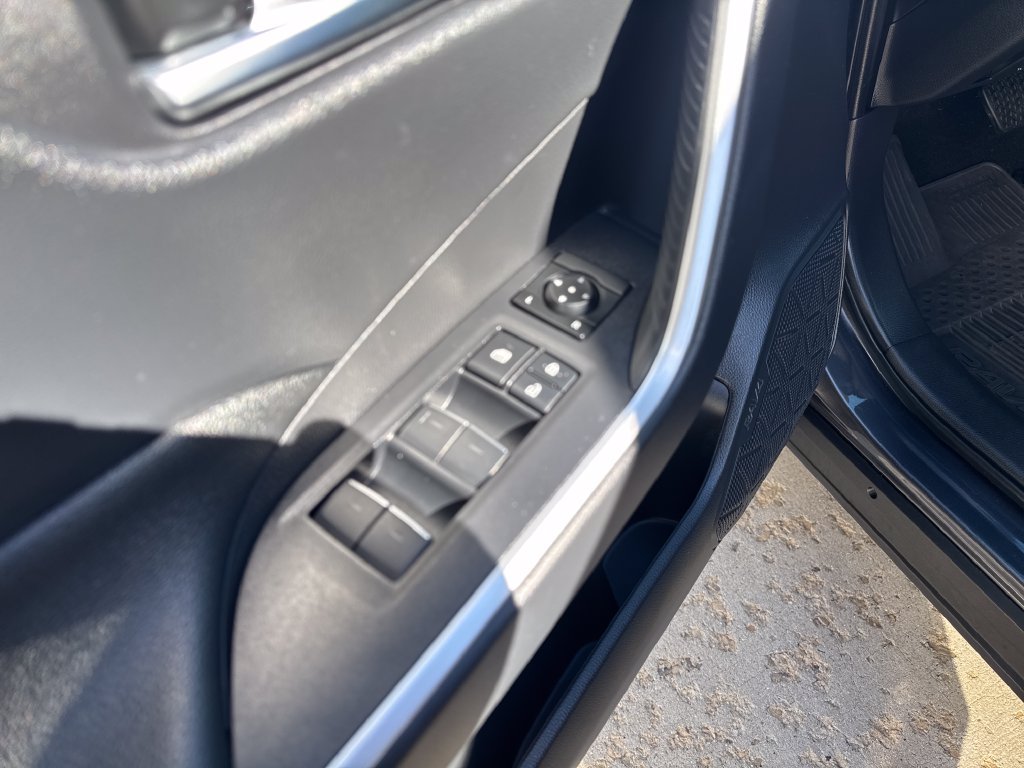 Used 2025 Toyota RAV4 XLE AWD/4WD image 11