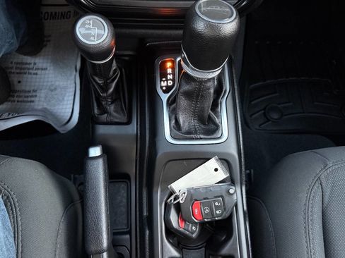 Used 2020 Jeep Gladiator Sport image 16