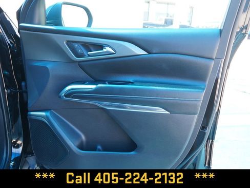 Used 2025 Chevrolet Traverse LT FWD image 18
