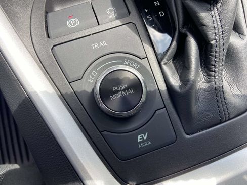 Used 2022 Toyota RAV4 LE AWD/4WD image 26