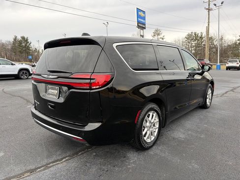 Used 2024 Chrysler Pacifica Touring-L image 22