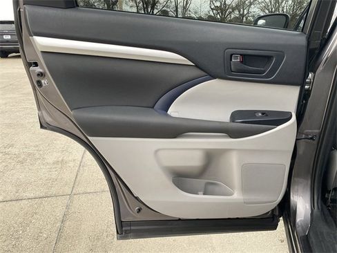 Used 2019 Toyota Highlander LE image 34