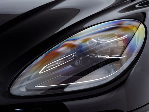 Certified 2025 Porsche Macan image 7