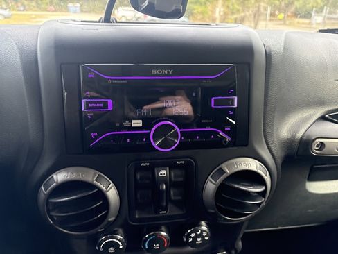 Used 2017 Jeep Wrangler Unlimited Sahara w/ Connectivity Group image 16