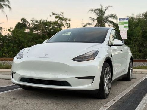 Used 2020 Tesla Model Y Long Range image 11