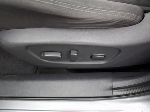 Used 2016 Nissan Rogue SV AWD/4WD image 13