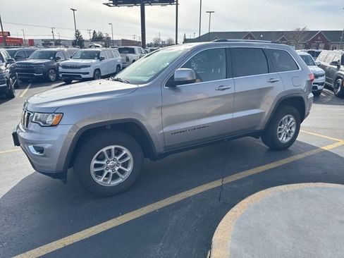 Used 2019 Jeep Grand Cherokee Laredo image 3