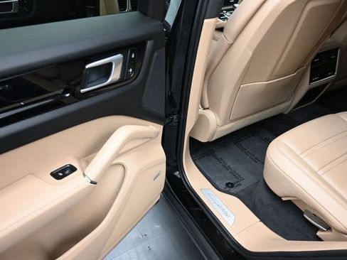 Used 2020 Porsche Cayenne AWD/4WD image 18