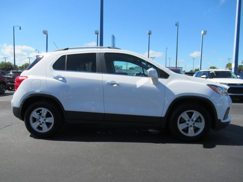 Used 2020 Chevrolet Trax LT w/ Driver Confidence Package FWD image 4