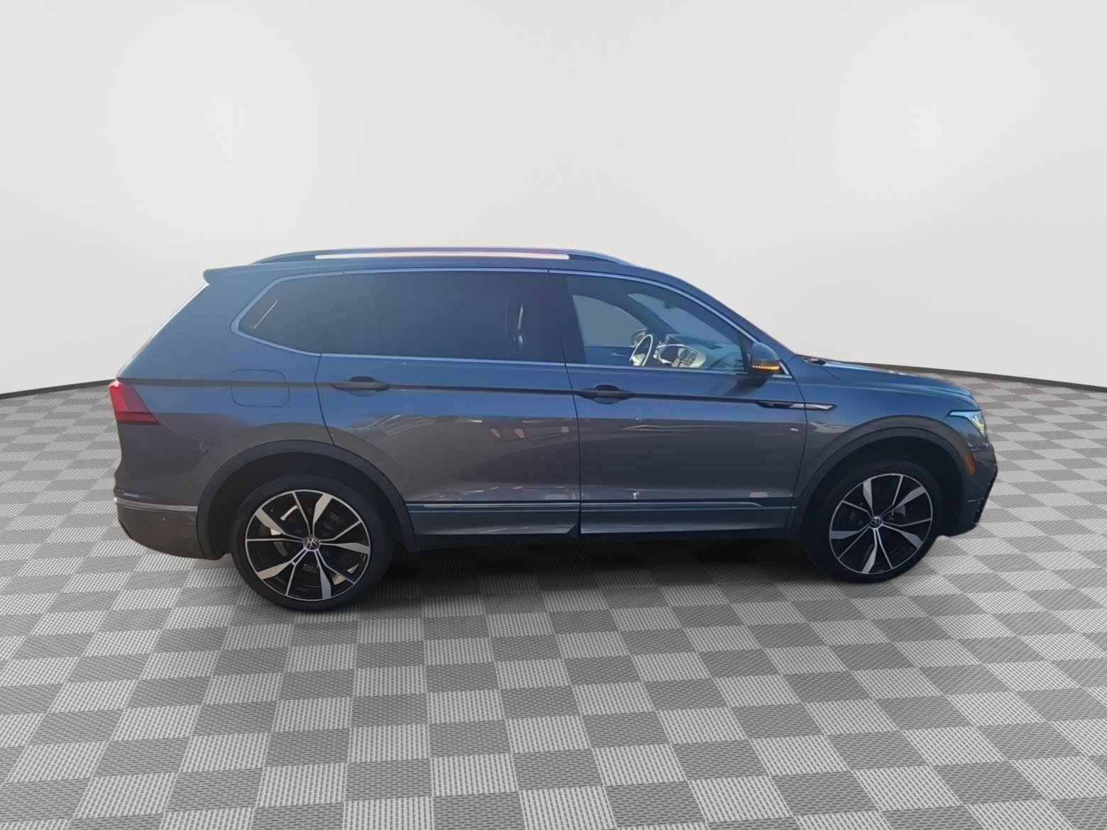 Used 2023 Volkswagen Tiguan SEL R-Line AWD/4WD image 4