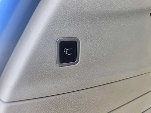 Used 2024 Chrysler Pacifica Limited FWD image 16