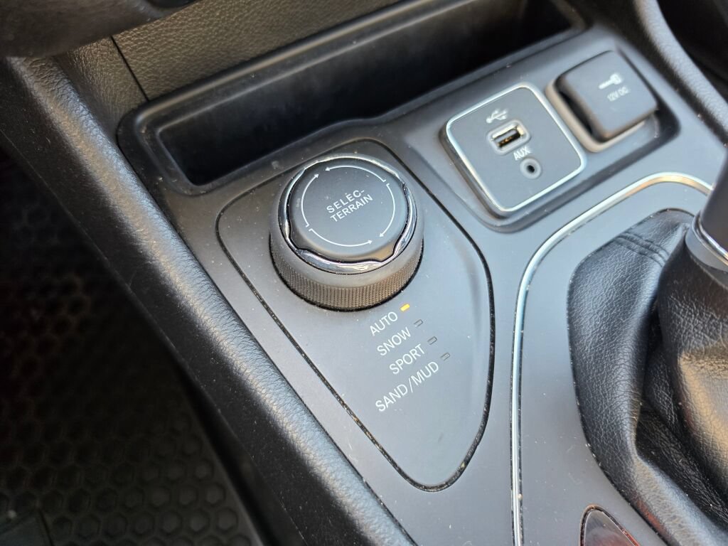 Used 2019 Jeep Cherokee Latitude Plus w/ Cold Weather Group AWD/4WD image 29