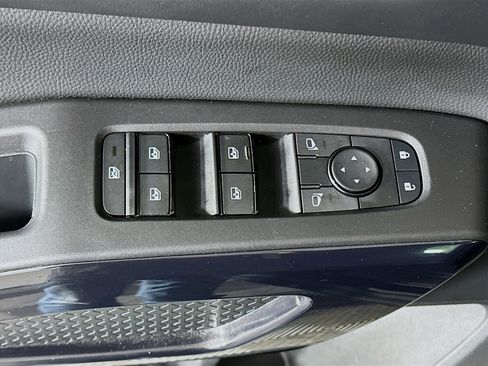 Used 2025 Nissan Pathfinder SV image 15