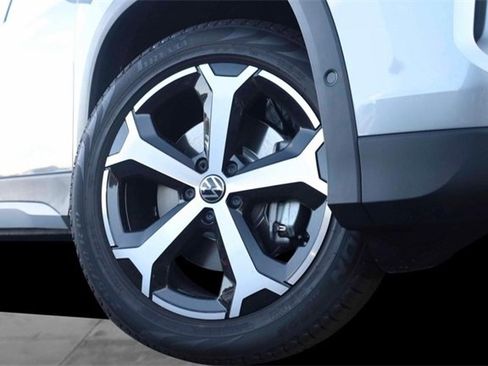 New 2025 Volkswagen Tiguan SE image 3