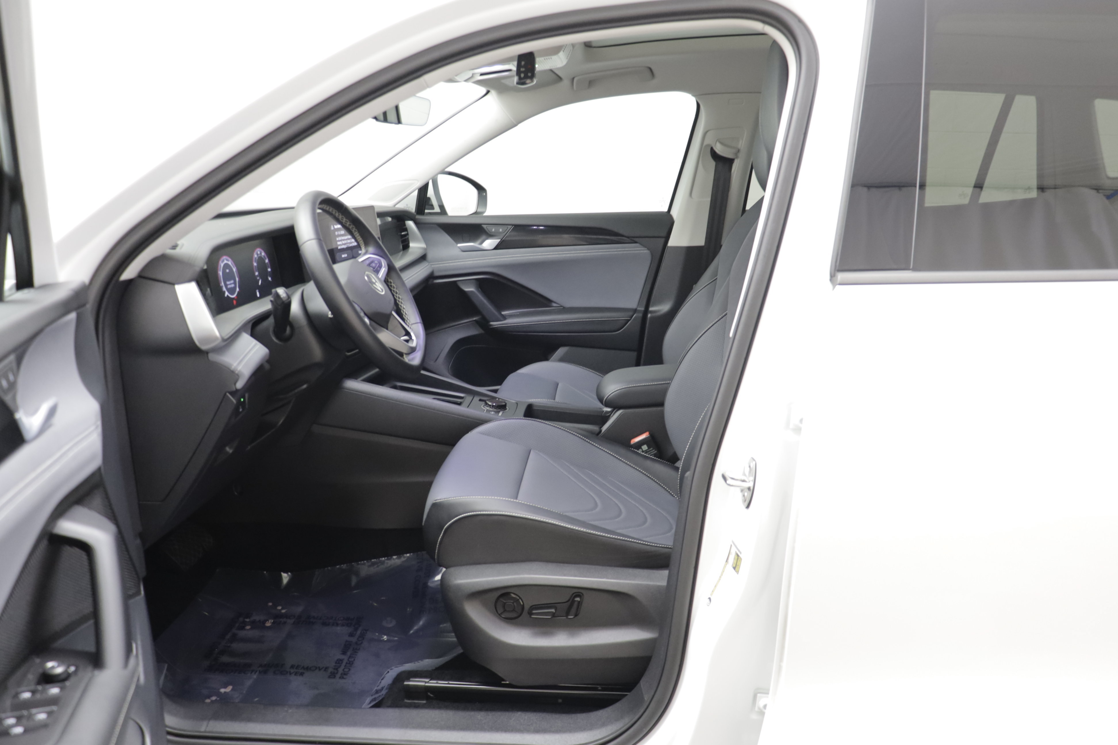 Used 2026 Volkswagen Tiguan SE w/ Panoramic Sunroof Package AWD/4WD image 5