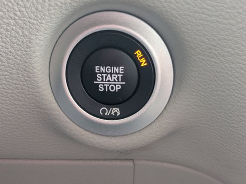 Used 2022 Chrysler Pacifica Touring-L image 26