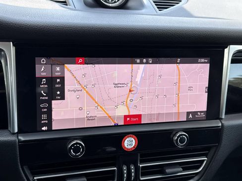 Used 2022 Porsche Macan image 13