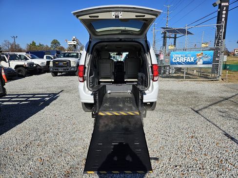 Used 2018 Dodge Grand Caravan SE image 11