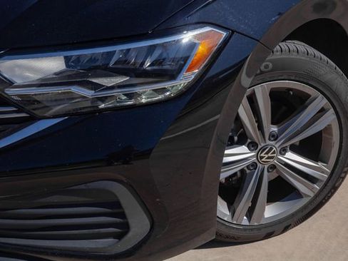 Used 2024 Volkswagen Jetta SE image 3