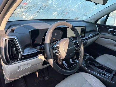 Used 2024 Kia Sorento S w/ Panoramic Sunroof Package image 9