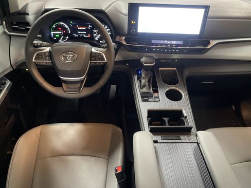 Used 2025 Toyota Sienna XLE image 30