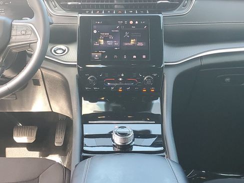 Used 2025 Jeep Grand Cherokee Laredo w/ Luxury Tech Group I RWD image 18